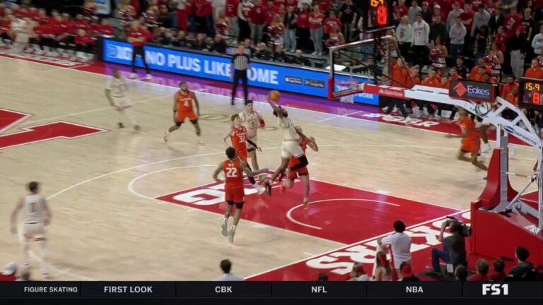 Brice Williams throws down TENACIOUS tomahawk slam to extend Nebraska's lead over Illinois