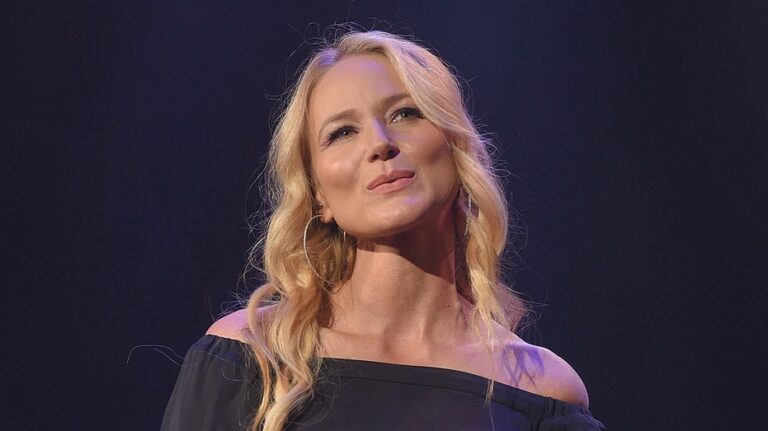 Jewel defends RFK Jr. MAHA ball performance, says Trump administration willing to help on mental health crisis