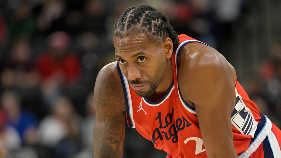 Clippers' Kawhi Leonard leaves team to help family deal with raging wildfires: report