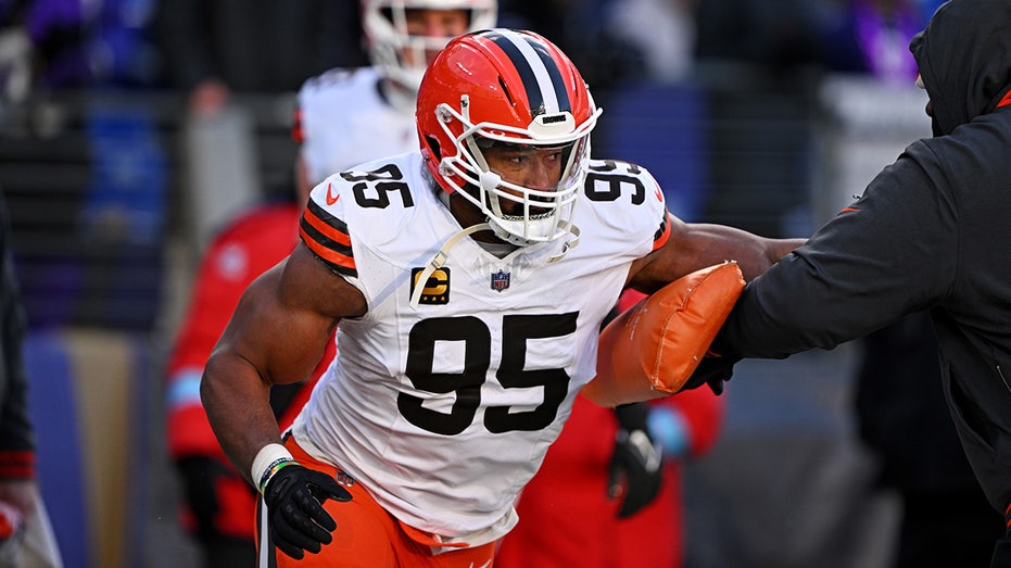 Browns' Myles Garrett has heartwarming moment with Ravens rookie after jersey swap ask