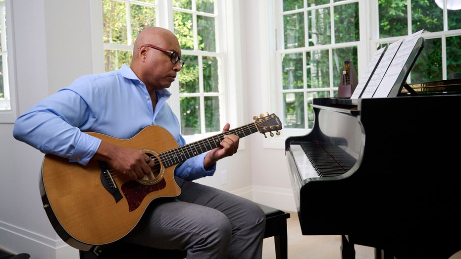 Yankees legend Bernie Williams using his music to help those affected by disease that took his father's life