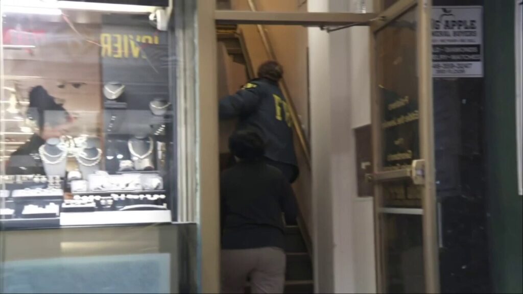 FBI investigates after alleged burglary suspects were arrested in Manhattan's Diamond District