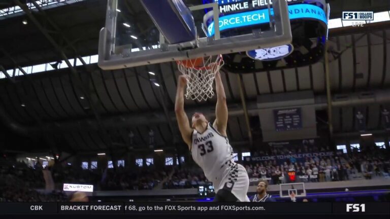 Boden Kapke throws down two-handed slam, extending Butler's lead over Georgetown