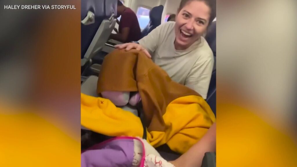 Traveling sisters attempt hilarious flight hack to keep middle seat open