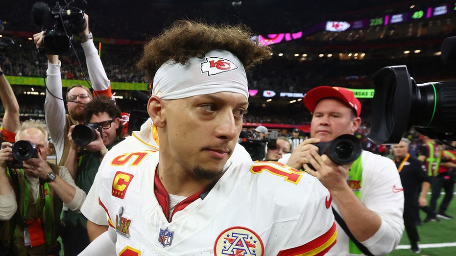 Chiefs' Patrick Mahomes leaves out teammate while shaking hands during Super Bowl LIX loss