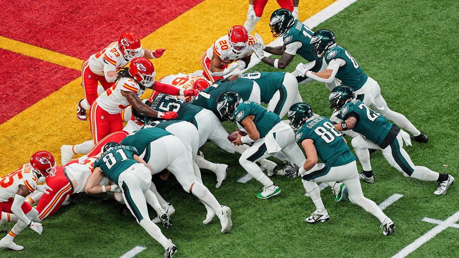 Philadelphia police officers reenact Eagles' tush push ahead of Super Bowl parade