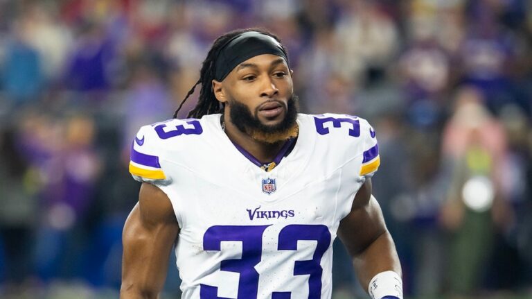 Vikings bring back Aaron Jones after successful first season in Minnesota