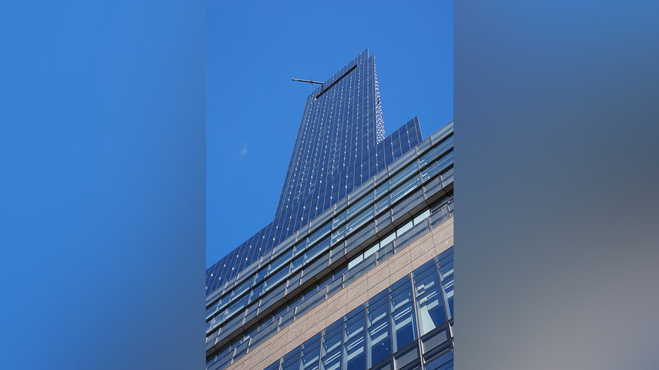 Two NYC window washers go for wild ride 78 stories up before being rescued by FDNY