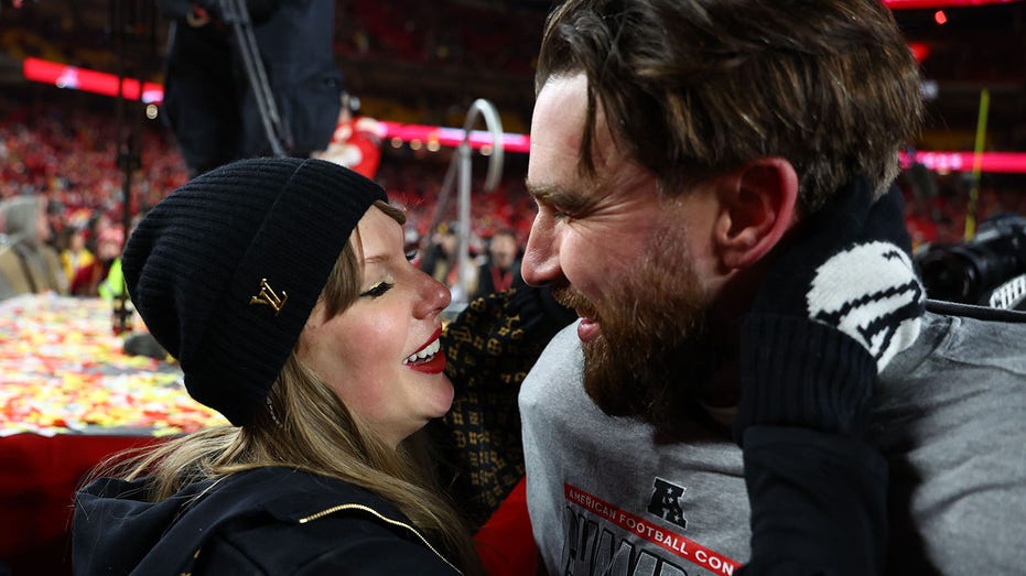 Travis Kelce, Taylor Swift should have baby, former NFL stars say