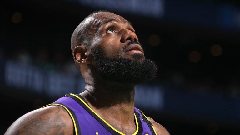 LeBron James shrugs off injury worries after exiting Lakers latest game early: 'Not much concern'