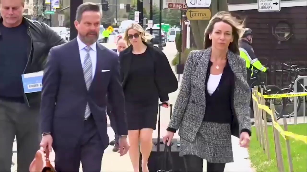 Karen Read arrives for last-minute motions hearing ahead of retrial on murder charges.mp4