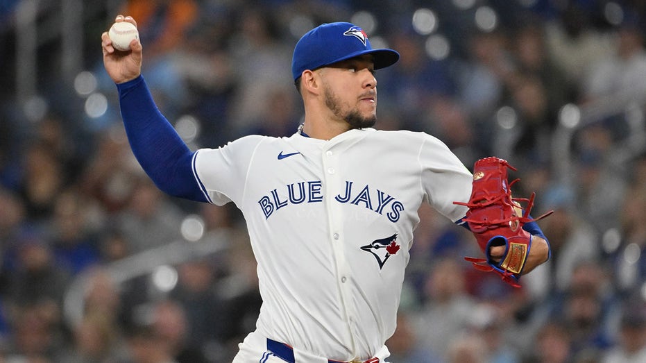 Blue Jays' Jose Berrios confronts Mariners' Cal Raleigh who he believed was stealing his signs