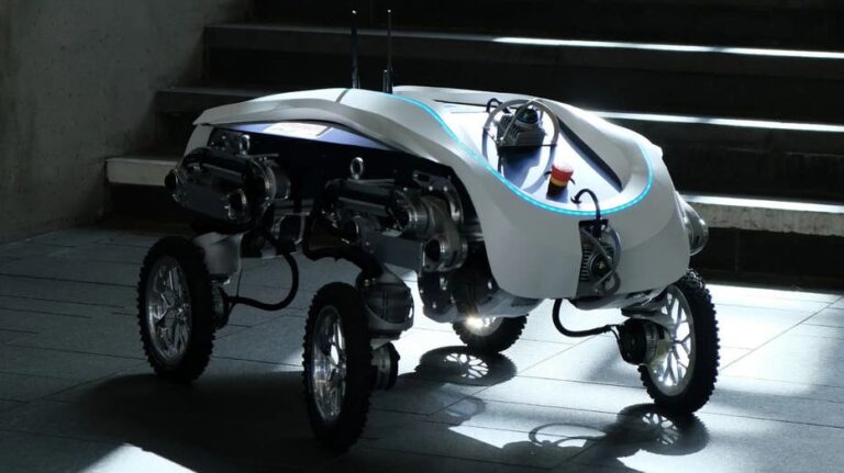 Delivery robot autonomously lifts, transports heavy cargo