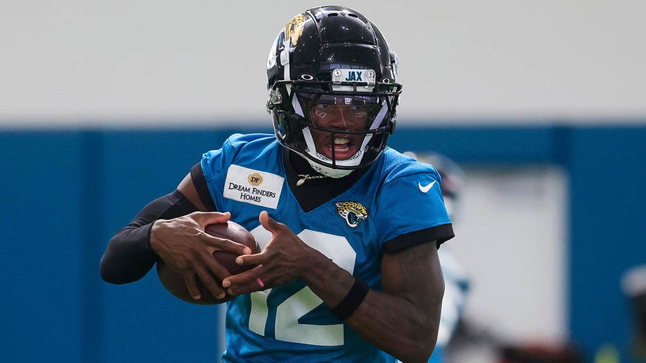 Jaguars should put Travis Hunter to the test as he chases 2-way dreams, Super Bowl champ says