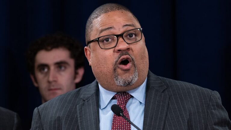 Alvin Bragg blows out Democratic challenger in Manhattan DA primary