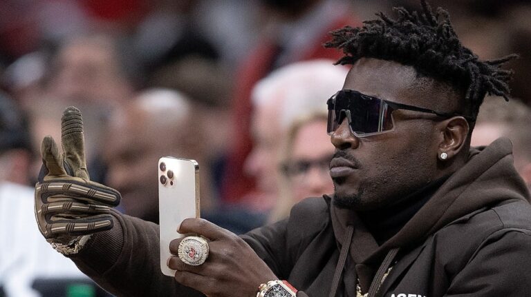 Antonio Brown raises eyebrows with social media posts amid reports he's wanted for alleged attempted murder