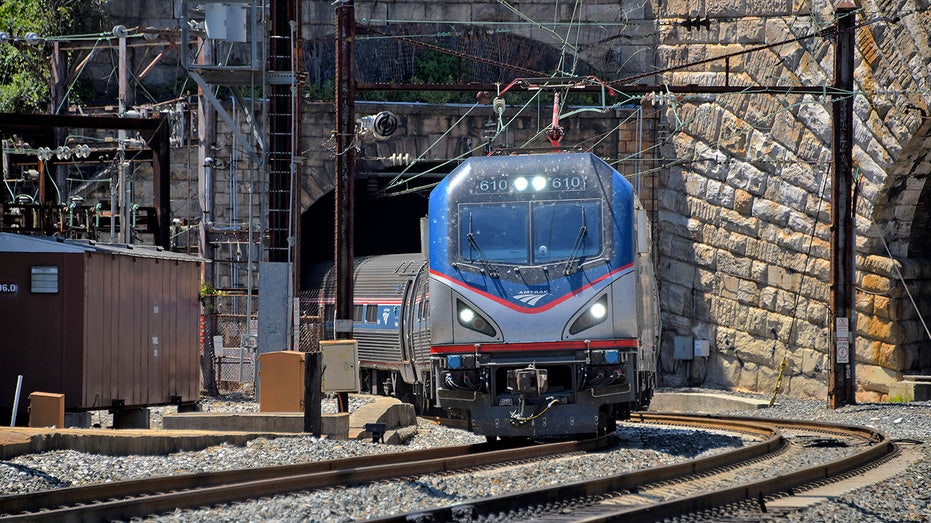 Amtrak apologizes after heat wave trapped passengers without AC or power for over an hour