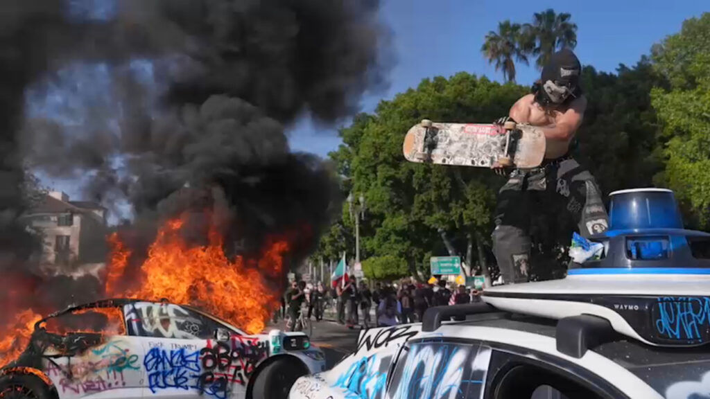 Demócratas apoyan violencia contra ICE en L.A.