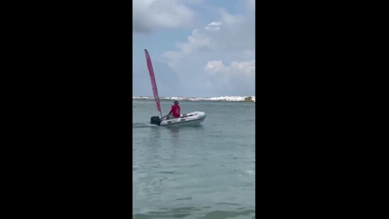 Chicken joint delivers food by boat to Florida beachgoers: 'This is really a thing!'
