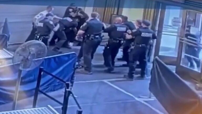Knife-wielding man attacks officers inside NYC courthouse