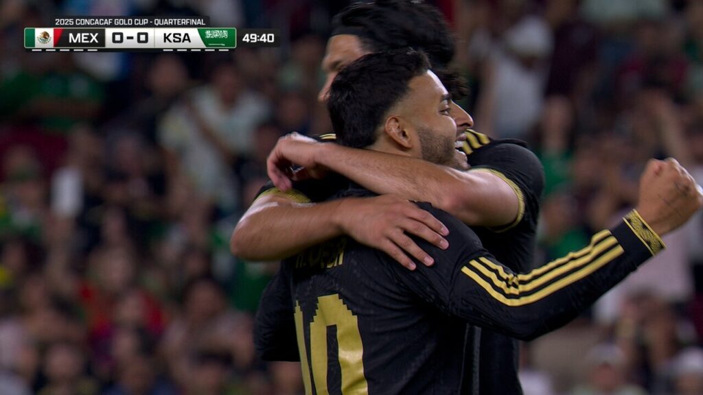 Alexis Vega opens the score for Mexico in the 48' against Saudi Arabia