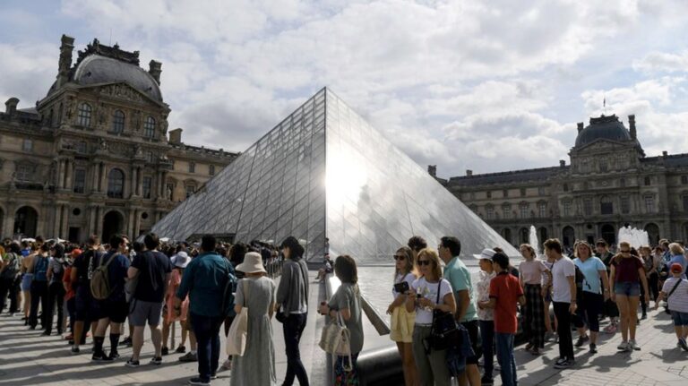 Museum staff leaves 'Mona Lisa' fans high and dry as Louvre shuts down without warning