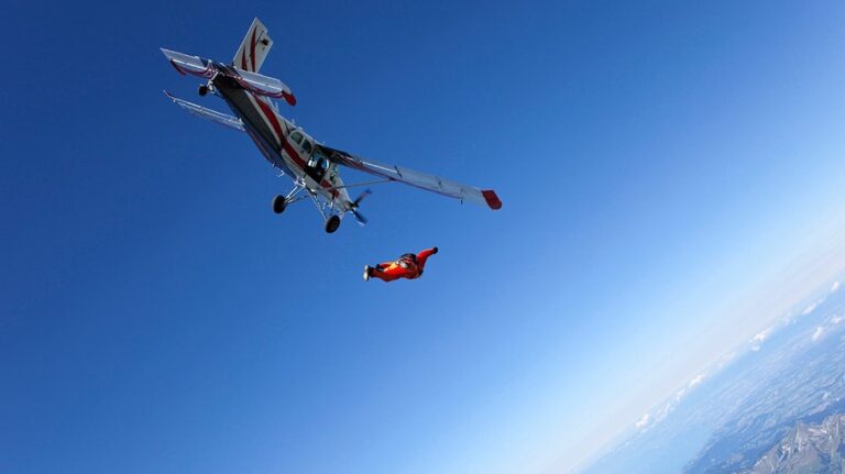 Midair parachute collision leads to tragedy for experienced skydiver