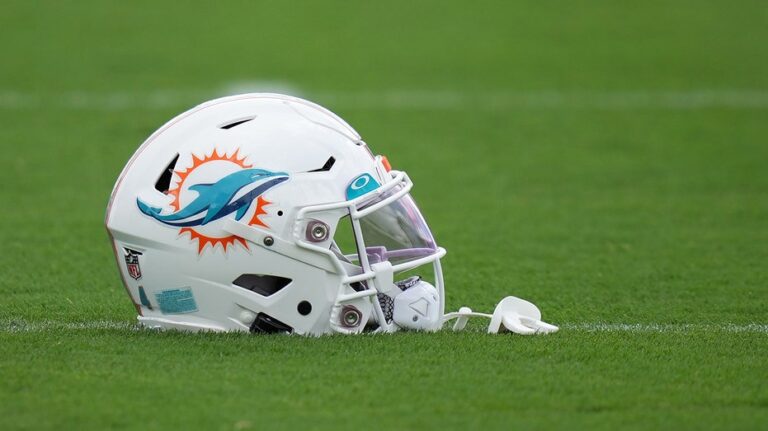Former NFL star Asante Samuel Sr unleashes on Dolphins, questions team's leadership after Jalen Ramsey trade