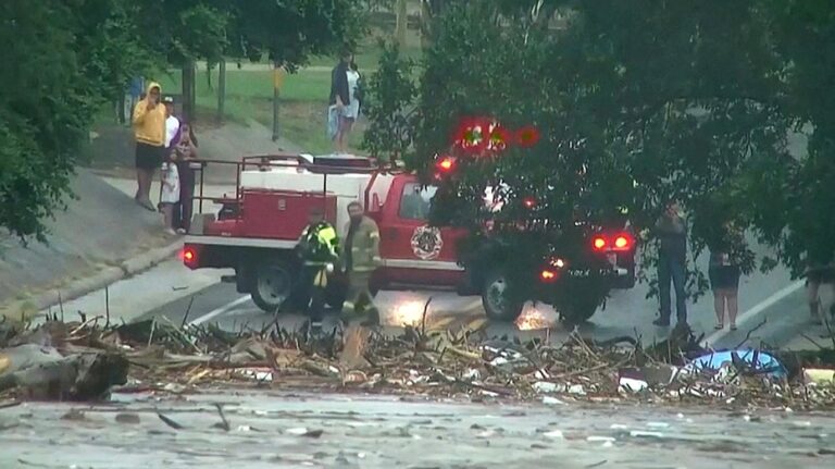 Family-owned Texas restaurant works to feed first responders: 'We're thankful for them'