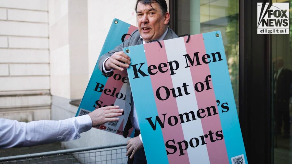 Comedy writer Graham Linehan warns about UK silencing speech after arrest