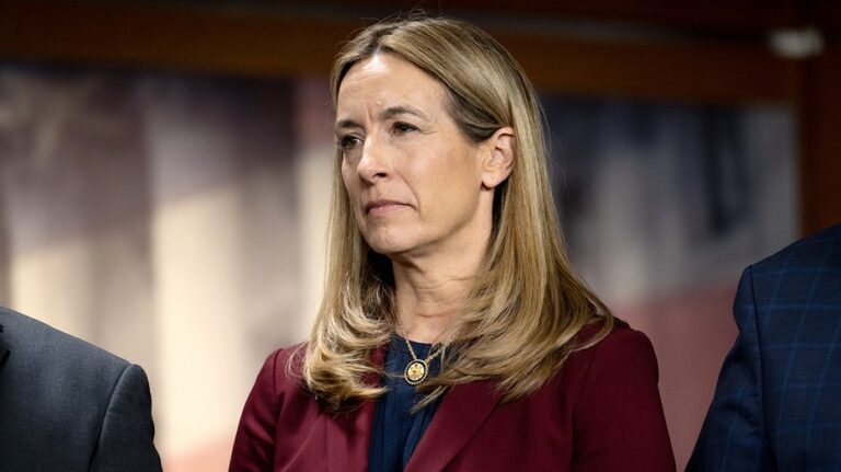 National Archives apologizes to Dem gubernatorial candidate after 'exceedingly rare' military records 'breach'