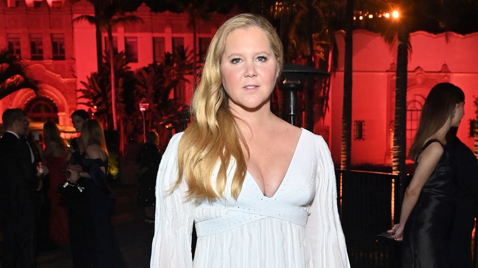 Amy Schumer displays toned abs in unfiltered selfie after weight-loss transformation