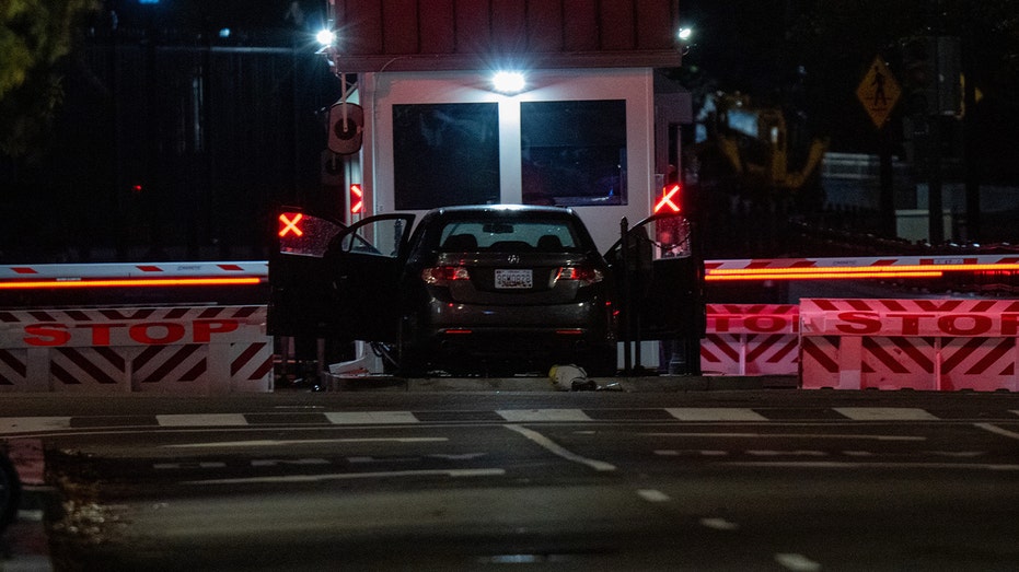 Car rams into White House barricade, suspect arrested: officials