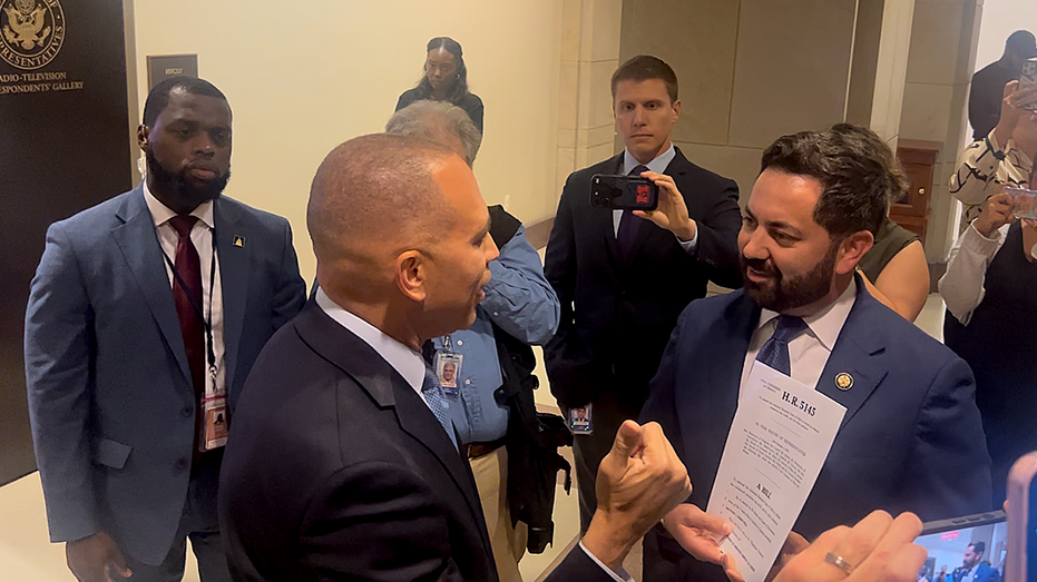 Screaming match erupts between Hakeem Jeffries, Mike Lawler as government shutdown chaos continues