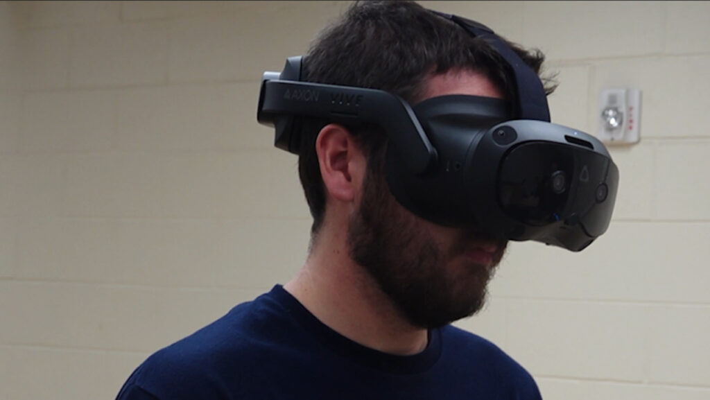 Police agents train with virtual reality