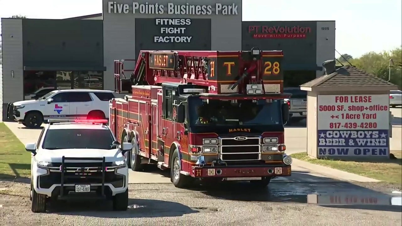 Small plane crashes in Fort Worth, Texas