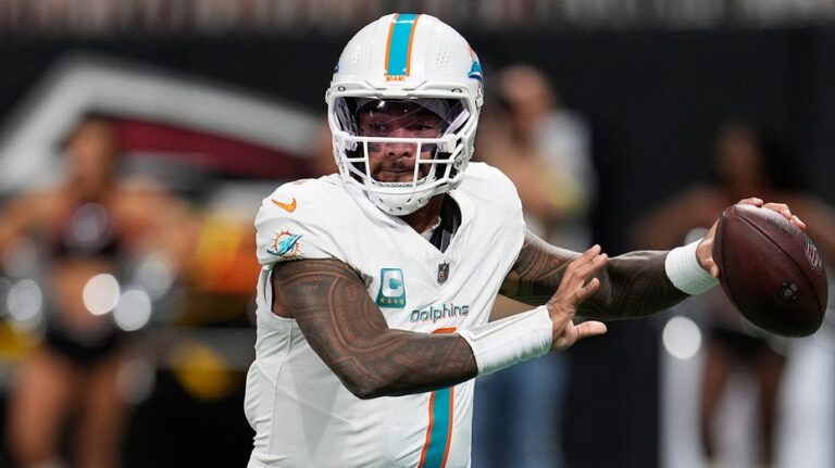 Dolphins' Tua Tagovailoa throws 4 touchdown passes with swollen eye