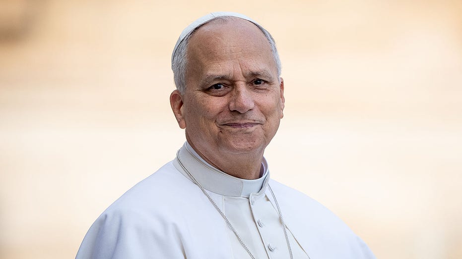 Pope Leo XIV responds to Cubs fan with playful jab during Vatican appearance