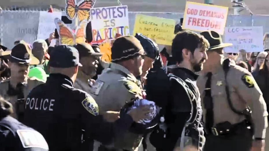 Illinois mayor declares 'civil emergency' after out-of-town protesters threaten violence amid anti-ICE unrest
