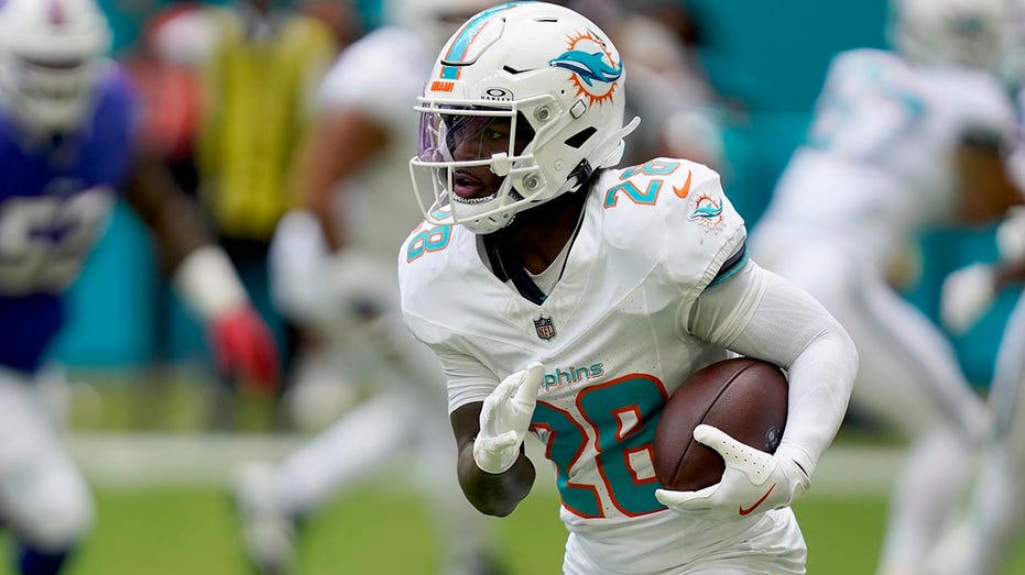 Dolphins stun Bills with blowout win behind De'Von Achane's big day