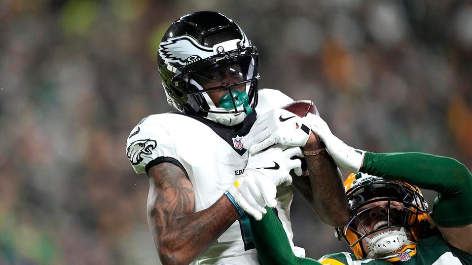 Eagles grind out low-scoring victory over Packers to win third straight game