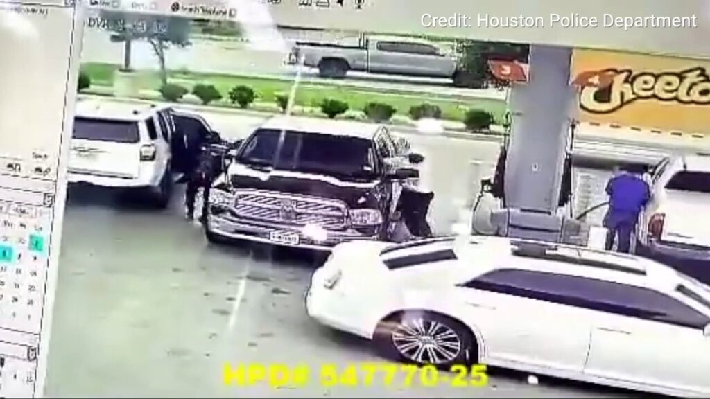 Surveillance shows thieves surround car, smash windows in Houston 'jugging' robbery