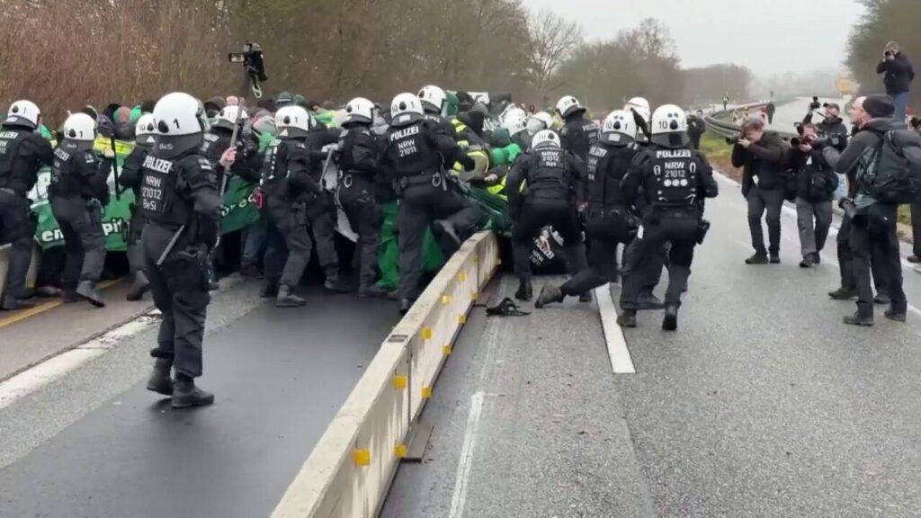 Antifa, activists scuffle with German police amid huge protests over new AfD youth wing