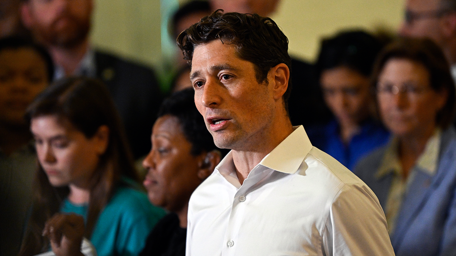 Social media erupts after far-left mayor gives victory speech in foreign language: 'Humiliating'