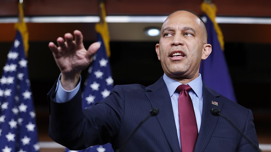 Hakeem Jeffries refuses three times to answer question about appropriateness of Plaskett's Epstein messages