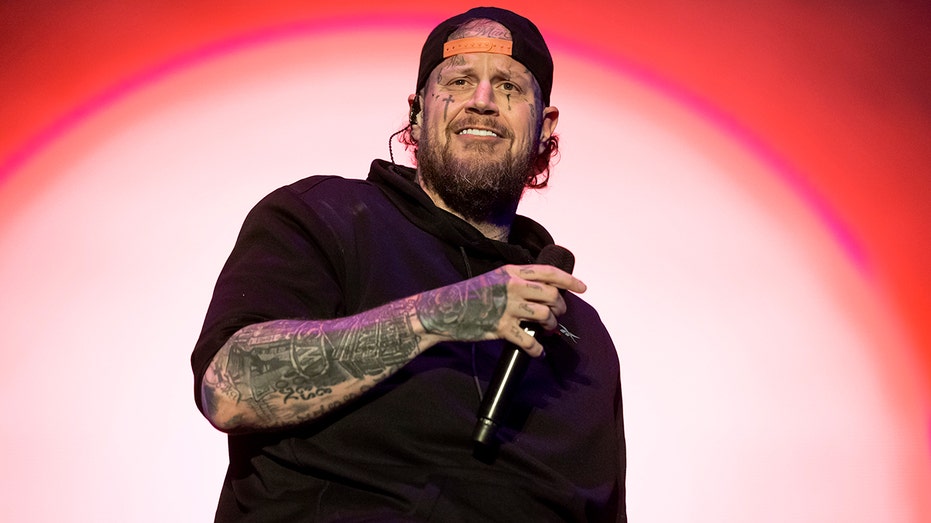 Jelly Roll unveils dramatic transformation without signature beard after weight loss