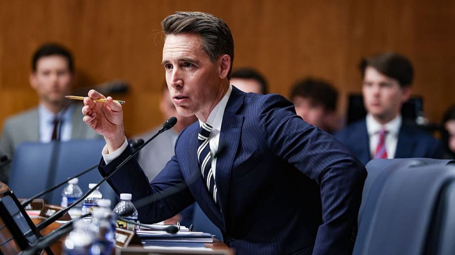 AI could drive US unemployment to 20%, senators warn as new bill targets job tracking