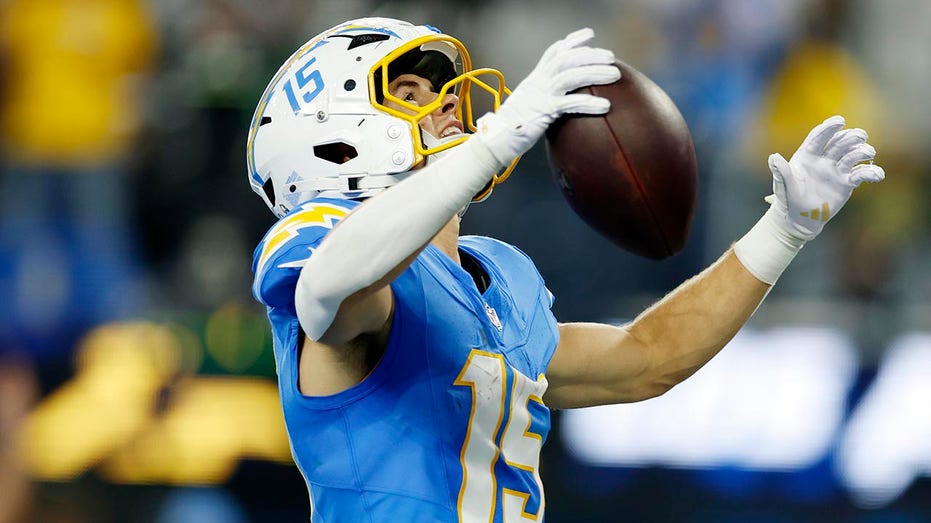 Chargers dismantle Steelers to win third straight game in dominant fashion