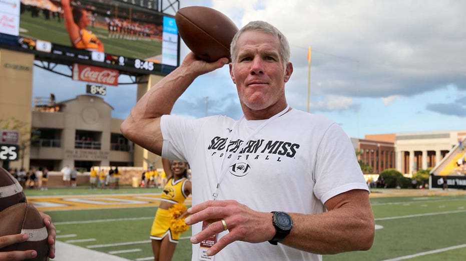 NFL legend Brett Favre would pick 'someone who loves this country' to perform Super Bowl halftime show