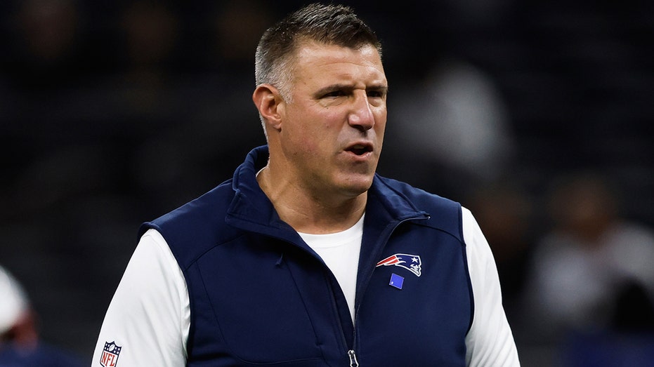 Mike Vrabel gives fiery response to radio host questioning red-hot Patriots' 'joke' strength of schedule